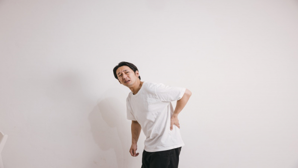 介護職の職業病「腰痛」を防ぐ！正しいボディメカニクスの基本